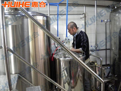 江蘇南通1500L全自動(dòng)CIP清洗系統(tǒng)調(diào)試現(xiàn)場(chǎng)圖3