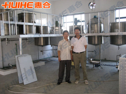 惠合同事與浙江杭州香精香料調(diào)配罐客戶合影圖