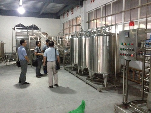 李時(shí)珍醫(yī)藥集團(tuán)客戶到工廠參觀CIP清洗系統(tǒng)樣品